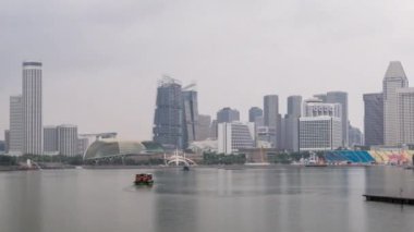 Marina Körfezi 'nin gökdelenleriyle gökyüzü çizgisi..