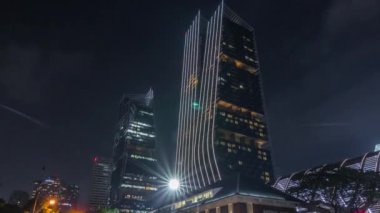 Gökdelenleri olan sahil yolu ve Singapur 'da gece trafiği..