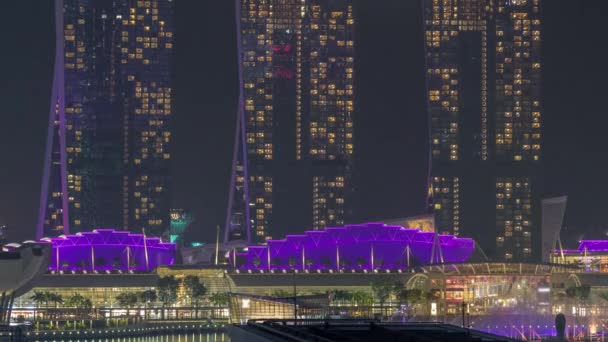 Пятьдесят пять этажей в высоту Marina Bay Sands Hotel доминирует на горизонте в Marina Bay в Сингапуре воздушный ночной Timelapse . — стоковое видео