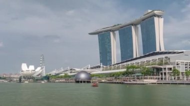 55 kat yüksekliğindeki Marina Bay Sands Oteli Singapur 'daki Marina Körfezi' nin ufuk çizgisine hakim..