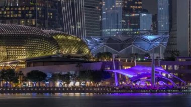 Alacakaranlıkta Singapur Körfezi 'ndeki Esplanade Tiyatrosu' nda su gecelerinin güzel yansıması var.