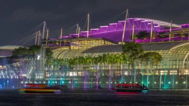 Singapur 'daki Marina Bay Kum Sahil Sahili' nde güzel bir lazer ve müzikal çeşme gösterisi.