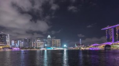 Singapur 'daki Marina Bay Kum Sahil Sahili' nde güzel bir lazer ve müzikal çeşme gösterisi.