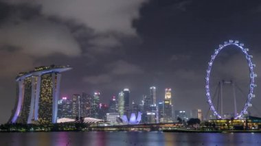 Singapur 'un merkezindeki ufuk çizgisi, Garden East' in sularından izleniyor. Singapur.