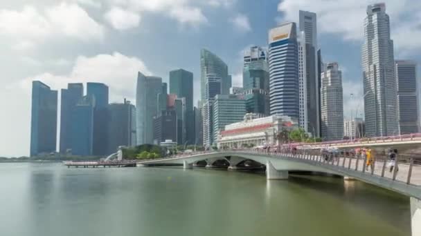 背景のエスプラネード橋とダウンタウンの中心部の高層ビルシンガポールのタイムラプス・ハイパーラプス — ストック動画