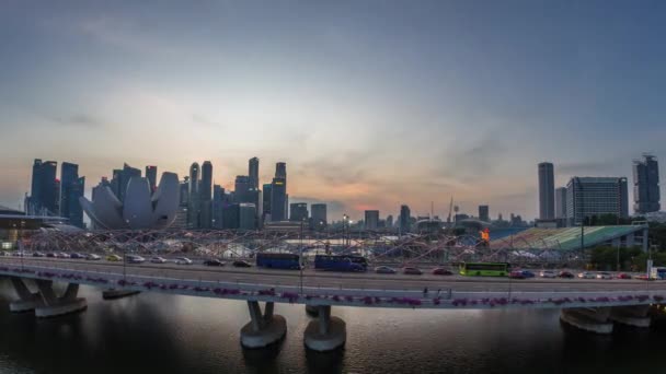 ヘリックス・ブリッジとベイフロント・アベニューの上空からは、シンガポールのマリーナ・ベイで昼夜の交通渋滞が発生しています。 — ストック動画