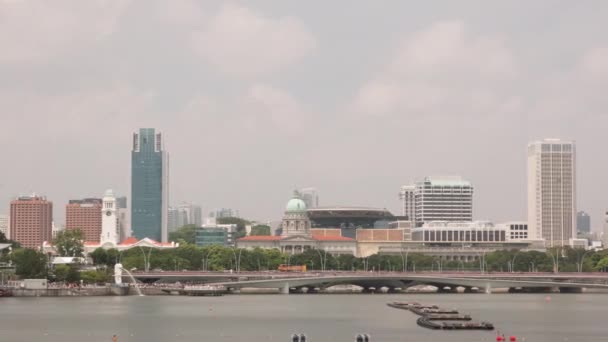 シンガポール・マーライオン・パークとビクトリア・コンサートホール、遊歩道橋のタイムラプス — ストック動画