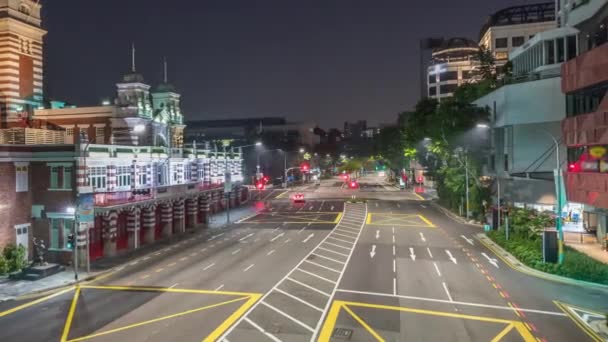 新加坡消防局附近的街道交通夜以继日地从空中经过. — 图库视频影像