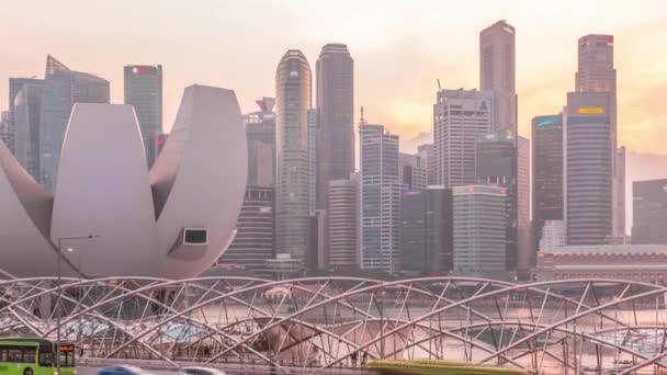 Widok z lotu ptaka na Helix Bridge i Bayfront Avenue z ruchu dzień do nocy timelapse w Marina Bay, Singapur — Wideo stockowe
