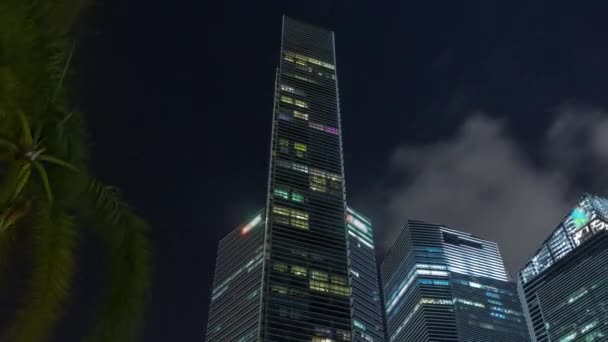 Mirando hacia arriba la perspectiva de los rascacielos de negocios modernos de vidrio y vista al cielo paisaje de edificio comercial en el centro de la ciudad timelapse hiperlapso — Vídeos de Stock