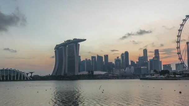 El horizonte del centro de Singapur visto desde el otro lado del agua desde The Garden East hasta el timelapse nocturno. Singapur. — Vídeo de stock