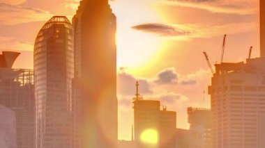 Singapur 'un şehir merkezindeki ufuk çizgisinde gün batımı, Doğu Bahçe zaman çizgisinin karşısından izleniyor. Singapur.