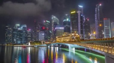 Esplanade Köprüsü ve şehir merkezindeki gökdelenler arka planda Singapur 'da gece vakti aşırı hız