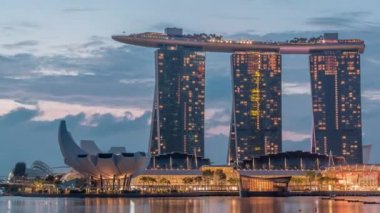 Marina Bay Sands Oteli, Singapur 'daki Marina Körfezi' nin ufuk çizgisine gece gündüz egemen..