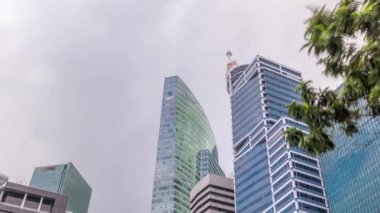 Modern iş gökdelenlerinin bakış açısına bakıyorum. Camlar ve gökyüzü manzarası. Central City zaman dilimindeki ticari bina manzarası.