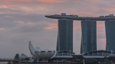 Marina Körfezi yakınlarındaki Sunrise Sands Oteli Singapur 'daki Marina Körfezi' nin ufuk çizgisine hakim..