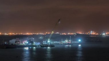 Singapur Marina Barrage ve kargo gemileri dünyanın en yoğun limanlarından birine girmek için bekliyorlar..