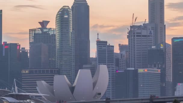 Skyline du centre-ville de Singapour vue de l'autre côté de l'eau de The Garden East jour à la nuit timelapse. Singapour. — Video