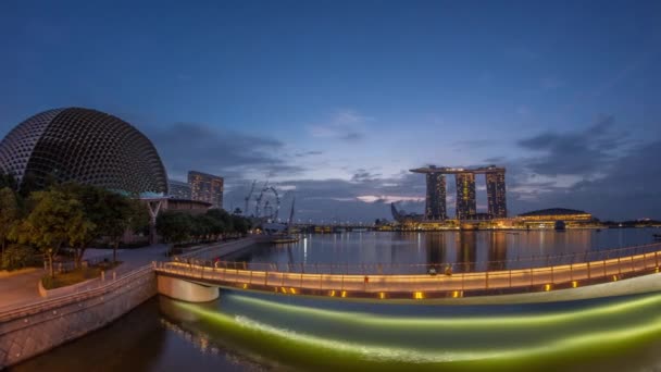 Skyline in Marina Bay met Esplanade Theaters aan de baai en Esplanade voetgangersbrug nacht tot dag timelapse in Singapore. — Stockvideo