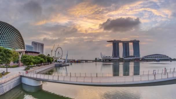 Skyline in Marina Bay met Esplanade Theaters aan de baai en Esplanade voetgangersbrug vroege ochtend timelapse in Singapore. — Stockvideo