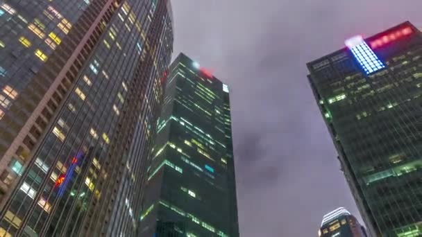 Keresi fel a perspektívát a modern üzleti felhőkarcolók üveg és az égre néző táj kereskedelmi épület központi város timelapse hyperlapse — Stock videók