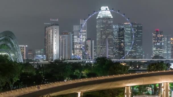 Vista aérea com skyline da cidade de Singapura a partir de Marina barragem jardim noite timelapse . — Vídeo de Stock