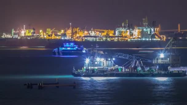 Singapore Marina Barrage com navios de carga esperando para entrar em um dos portos mais movimentados do mundo timelapse noite, Cingapura . — Vídeo de Stock