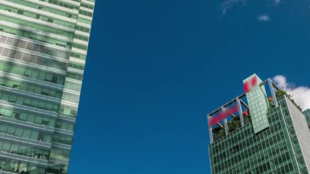 Mirando hacia arriba la perspectiva de los rascacielos de negocios modernos de vidrio y vista al cielo paisaje de edificio comercial en la ciudad central timelapse — Vídeos de Stock