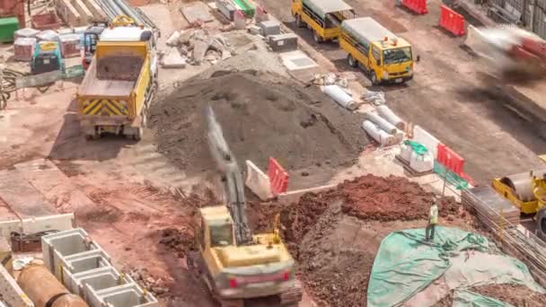 Un grande cantiere in città timelapse con veicolo pesante al lavoro, escavatore e bulldozer — Video Stock