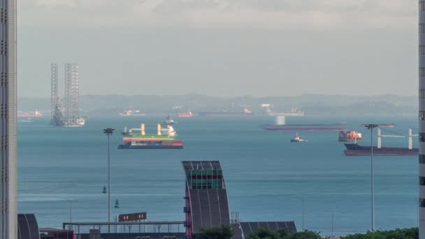 Olika lastfartyg väntar på att lasta och lossa i hamnen nära den mest trafikerade hamnen i Singapore antenn timelapse — Stockvideo