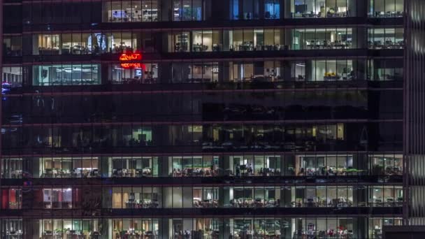 Edifício de escritório moderno com grandes janelas à noite timelapse, na luz das janelas brilha — Vídeo de Stock