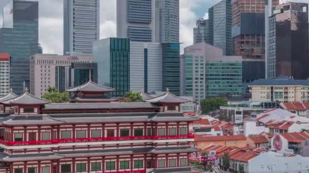 Buddha Tand Relic Temple i Singapore Chinatown antenn timelapse, med staden skyline i bakgrunden. — Stockvideo