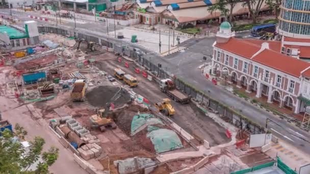 仕事、掘削機やブルドーザーで重車両と都市のタイムラプスの大規模な建設現場 — ストック動画