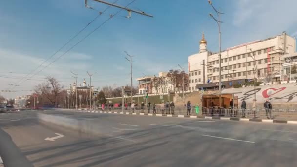 Panoramisch uitzicht op Sergijevski plein en de stad kruispunt met auto 's verkeer en tramhalte timelapse, Kharkiv, Oekraïne — Stockvideo