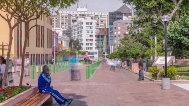 Miraflores Central Park ve Kennedy Park zaman çizelgesi. Peru başkentinde yeşil ağaçlar ve çimlerle rahatlamak için bir yer. Lima, Peru