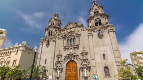 Iglesia Parroquia Virgen Milagrosa en Lima, cerca del Parque Kennedy timelapse hyperlapse, Perú — Vídeo de stock
