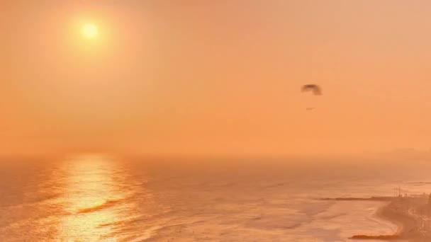 Pemandangan matahari terbenam udara dari Garis Pantai Limas di lingkungan Miraflores timelapse, Lima, Peru — Stok Video