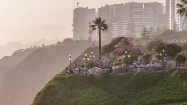 El Parque del Amor of Love park timelapse in Miraflores tijdens zonsondergang, Lima, Peru. — Stockvideo