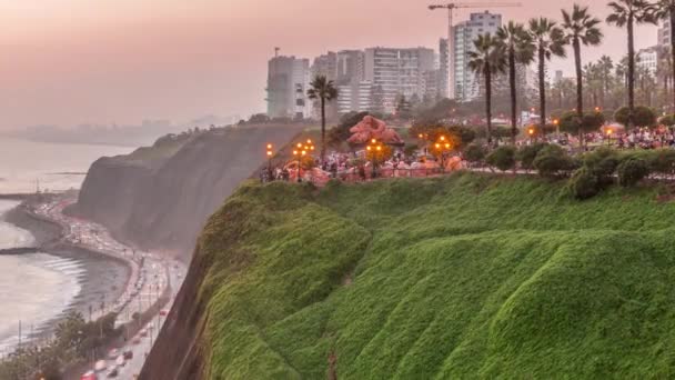 El Parque del Amor oder Liebespark Tag-Nacht-Zeitraffer in Miraflores nach Sonnenuntergang, Lima, Peru. — Stockvideo