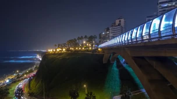 Puente de Villena con tráfico y vista parcial de la ciudad en la noche de fondo hiperlapso timelapse, Lima, Perú . — Vídeo de stock