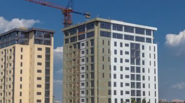 Mavi gökyüzüne karşı vinç ve inşaat alanı.