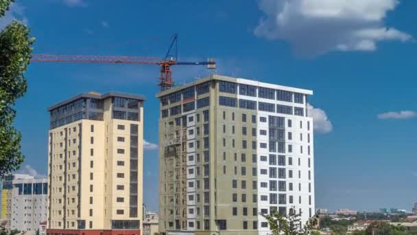 Guindaste e canteiro de obras contra o céu azul espaço aéreo timelapse — Vídeo de Stock