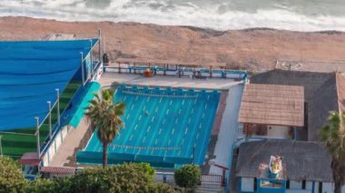 Lima 'nın Miraflores bölgesindeki bir plajda açık hava yüzme havuzu..