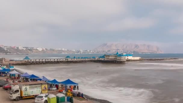 桟橋の空中ビューは、小石のビーチから撮影した。レストランは桟橋のタイムラプスの終わりに位置しています。ミラフローレス,リマ,ペルー — ストック動画