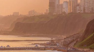 Gün batımında Miraflores civarındaki Limas Sahil Çizgisi 'nin hava görüntüsü, Lima, Peru