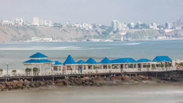 Αεροφωτογραφία της προβλήτας από την παραλία με τα βότσαλα. Εστιατόριο βρίσκεται στο τέλος της προβλήτας timelapse. Miraflores, Λίμα, Περού — Αρχείο Βίντεο