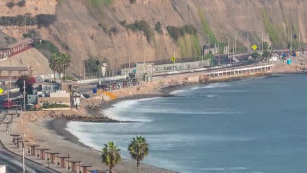 Lima 'nın Miraflores semtinde Circuito de Playas yolunda trafik var. — Stok video