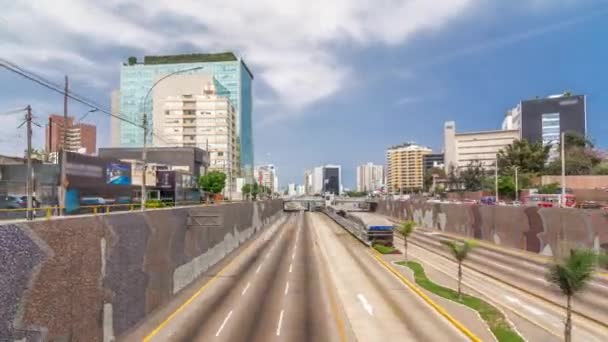 Via Expresa otoyolu ve trafikle dolu metropolitan otobüsün hava manzarası ve bulutlu mavi gökyüzü. Lima, Peru — Stok video