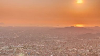San Cristobal Hill 'den Lima ufuk çizgisi zaman çizelgesi hava günbatımı görüntüsü.