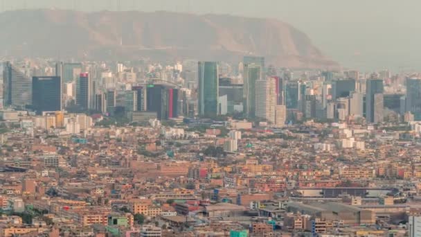 Vista aérea del horizonte de Lima timelapse desde la colina de San Cristóbal. — Vídeos de Stock
